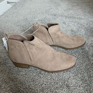 Universal Thread “Dylan” Perforated Beige Ankle Booties